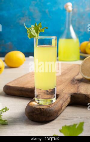 Liquore tradizionale italiano Limoncello con cannella e sedano Foto Stock