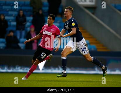 LONDRA, Regno Unito, DICEMBRE 05: Curtis Davies di L-R Derby County e Matt Smith di Millwall durante il campionato Sky Bet tra Millwall e della contea di Derby allo stadio Den, Londra, il 05 dicembre 2020 Credit: Action Foto Sport/Alamy Live News Foto Stock