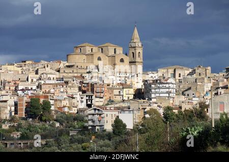 Case ad alta densità dominano dalla Chiesa Madre nella città di Regalbuto, della religione siciliana e testimonianze architettoniche Foto Stock