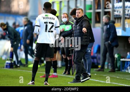 BARROW A FURNESS, INGHILTERRA. IL 5 DICEMBRE, il manager di Salford Richie Wellens dà istruzioni durante la partita Sky Bet League 2 tra Barrow e Salford City all'Holker Street, Barrow-in-Furness, sabato 5 dicembre 2020. (Credit: Chris Donnelly | MI News) Credit: MI News & Sport /Alamy Live News Foto Stock