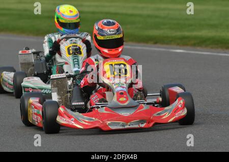 Il pilota coreano britannico Jack Aitken all'inizio della sua carriera nel Karting, visto qui in testa George Russell. Foto Stock