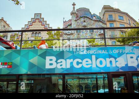 BARCELLONA - 8 luglio 2017: Foto con bus turistico e casa batllo a Barcellona, Spagna. Foto Stock