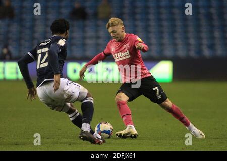 Londra, Regno Unito. 05 dicembre 2020. Kamil Jozwiak di Derby County (R) in azione con Mahlon Romeo di Millwall (L). EFL Skybet Championship, Millwall contro Derby County al Den di Londra sabato 5 dicembre 2020. Questa immagine può essere utilizzata solo per scopi editoriali. Solo per uso editoriale, è richiesta una licenza per uso commerciale. Nessun utilizzo nelle scommesse, nei giochi o nelle pubblicazioni di un singolo club/campionato/giocatore. pic by Steffan Bowen/Andrew Orchard sports photography/Alamy Live news Credit: Andrew Orchard sports photography/Alamy Live News Foto Stock