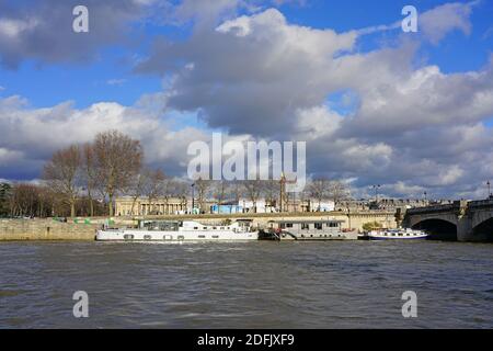 PARIGI, FRANCIA -20 DEC 2019- le case galleggianti Peniche ormeggiate sul fiume Senna a Parigi tra la riva destra e la riva sinistra. Foto Stock