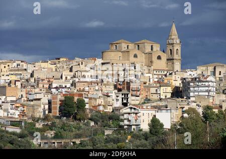 Case ad alta densità dominano dalla Chiesa Madre nella città di Regalbuto, della religione siciliana e testimonianze architettoniche Foto Stock