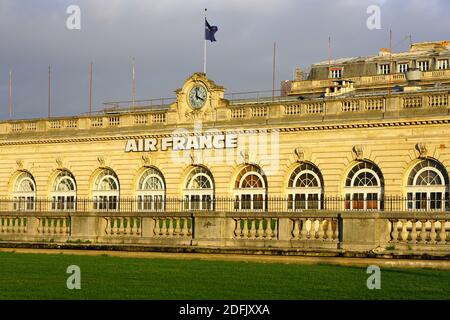 Parigi, Francia -20 dic 2019- vista la sede parigina della compagnia aerea francese Air France sulla Piazza Invalides a Parigi. Foto Stock