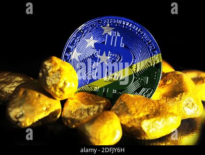 Bitcoin è segnato con la bandiera delle Isole Salomone, sullo sfondo di oro minerale Foto Stock