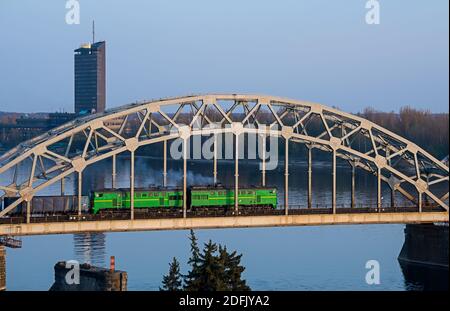 Treno elettrico che passa il ponte su Daugava a riga, Lettonia Foto Stock