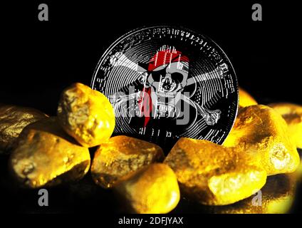 Bitcoin è segnato con la bandiera del pirata, sullo sfondo di oro minerale Foto Stock
