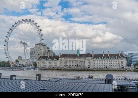 LONDRA, REGNO UNITO - 29 SETTEMBRE 2020: County Hall e London Eye visti dall'altro lato del fiume Foto Stock