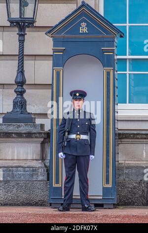 LONDRA, REGNO UNITO - 29 SETTEMBRE 2020: Guardia reale a Buckingham Palace Foto Stock