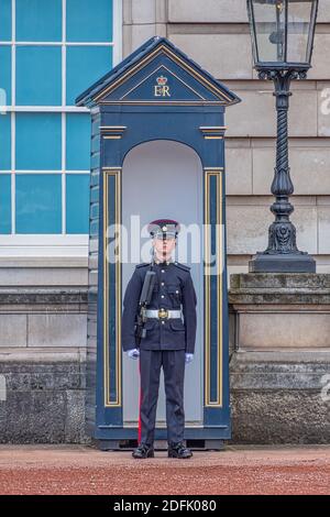 LONDRA, REGNO UNITO - 29 SETTEMBRE 2020: Guardia reale a Buckingham Palace Foto Stock