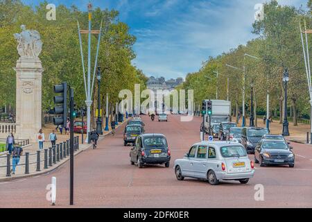 LONDRA, REGNO UNITO - 29 SETTEMBRE 2020: Vista verso Pall Mall da Buckingham Palace verso admiralty Arch Foto Stock