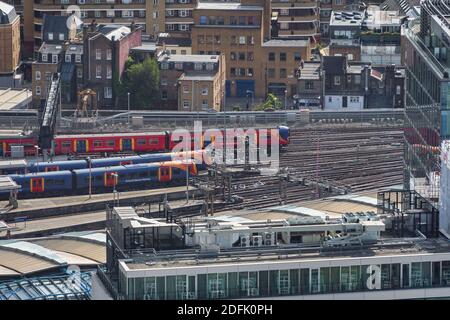 LONDRA, REGNO UNITO - 28 SETTEMBRE 2020: Vista aerea della stazione di Waterloo a Londra servita dalla South Western Railway Foto Stock