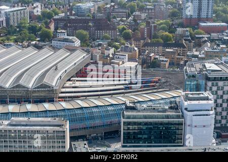 LONDRA, REGNO UNITO - 28 SETTEMBRE 2020: Vista aerea della stazione di Waterloo a Londra servita dalla South Western Railway Foto Stock