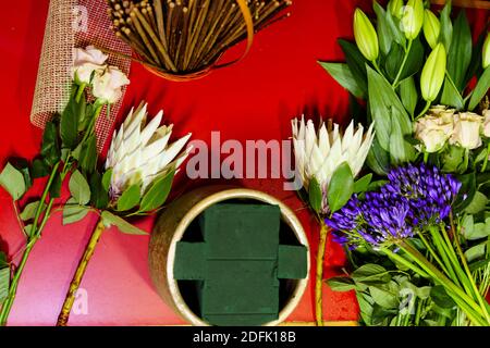 Tavolo da lavoro in un negozio di fiori Foto Stock