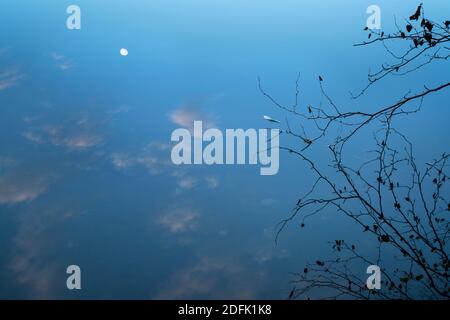 Luna e nuvole riflesse in Council Lake vicino a Munising, Michigan Foto Stock