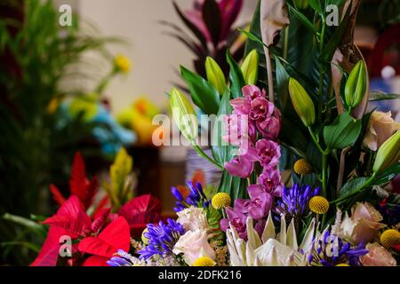 Bouquet di fiori variegati dal negozio del fioraio per un matrimonio o celebrazione Foto Stock