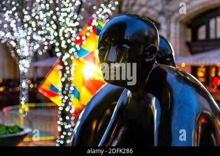 5 dicembre 2020 - Londra, UK, 'Two Men on a Bench' di Giles Penny a Canary Wharf Foto Stock