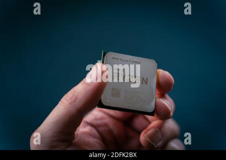 Valencia, Spagna - 04 dicembre 2020: Mano con processore AMD Ryzen 5900x. Nuovo coonsumer Zen 3, CPU desktop a 7 nanometri di AMD. Processi molto popolari Foto Stock
