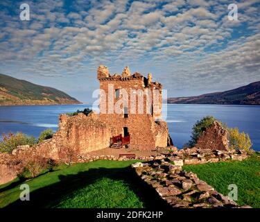 GB - SCOZIA: Castello di Urquhart che domina Loch Ness Foto Stock