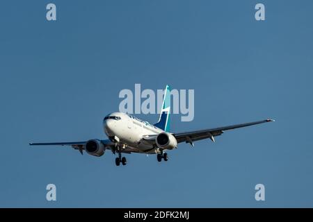 Toronto, Ontario, Canada - 22 giugno 2019. Il jet regionale di WestJet sta per atterrare Foto Stock