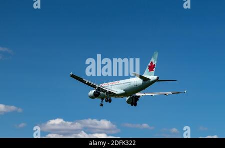 Toronto, Ontario, Canada - 22 giugno 2019. Air Canada Jet nelle nuvole Foto Stock