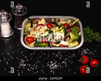 selezione di verdure fresche e sane in un vassoio di alluminio pronto per la cottura. Foto Stock