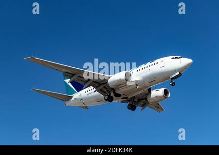Toronto, Ontario, Canada - 22 giugno 2019. Aereo WestJet in arrivo all'aeroporto di Toronto Foto Stock