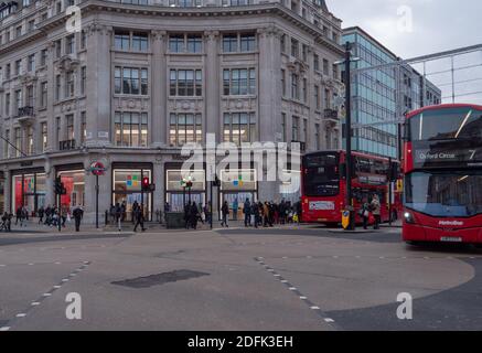 Londra, Regno Unito. 4 Dicembre 2020. Gli acquirenti hanno visto di fronte al negozio Microsoft, tornando a Oxford Street all'inizio di dicembre durante il virus corona, la pandemia di covid-19. Credit: Joe Kuis/Alamy Foto Stock