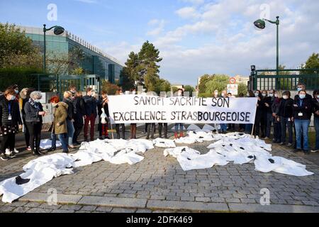 I lavoratori Sanofi organizzano una protesta fuori dalla sede centrale della multinazionale farmaceutica il 1° ottobre 2020 a Strasburgo, Francia orientale. Dall'annuncio di un piano di partenza volontario che potrebbe interessare 1,700 posti di lavoro in Europa, tra cui mille in Francia, i dipendenti del sito di ricerca di Strasburgo appartenenti al gigante farmaceutico francese sono stati preoccupati. Questo sito impiega 57 persone e la sua attività di ricerca immunoncologica sarebbe trasferita a Vitry-sur-Seine, in Val-de-Marne. Foto di Nicolas Roses/ABACAPRESS.COM Foto Stock