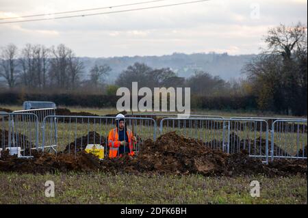 Aylesbury vale, Buckinghamshire, Regno Unito. 23 Novembre 2020. Gli HS2 stanno scavando numerose fosse dove ora faranno scavi archeologici prima che inizi il lavoro di costruzione sulla ferrovia ad alta velocità. Credito: Maureen McLean/Alamy Foto Stock