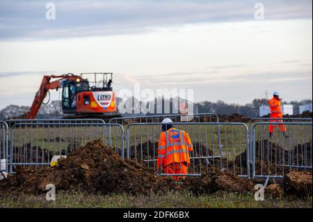 Aylesbury vale, Buckinghamshire, Regno Unito. 23 Novembre 2020. Gli HS2 stanno scavando numerose fosse dove ora faranno scavi archeologici prima che inizi il lavoro di costruzione sulla ferrovia ad alta velocità. Credito: Maureen McLean/Alamy Foto Stock