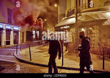 I proprietari di ristoranti organizzano una protesta contro le misure d'emergenza del covid-19 in rue Montmartre, a Parigi, Francia, il 2 ottobre 2020 durante la pandemia del coronavirus. Foto di Karim Ait Adjedjou/Avenir Pictures/ABACAPRESS.COM Foto Stock
