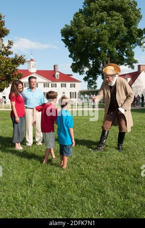 George Washington accoglie una famiglia a Mount Vernon, Virginia. Foto Stock