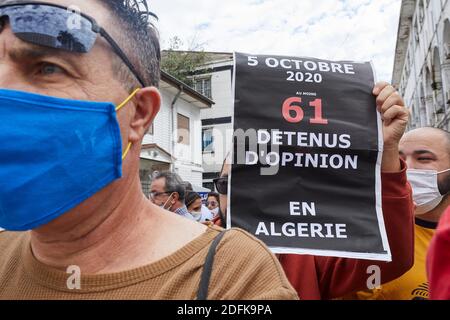 Gli algerini partecipano ad un raduno settimanale per chiedere il rilascio del giornalista Khaled DRANENI nella capitale Algeri, Algeria, il 5 ottobre 2020. Foto di Louiza Ammi /ABACAPRESS.COM Foto Stock