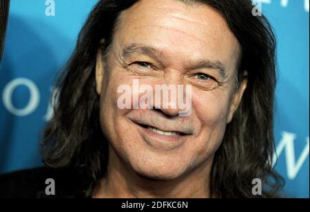 File photo datato 17 settembre 2013 di Eddie Van Halen partecipa all'evento Esquire 80th Anniversary e Esquire Network Launch Celebration alle Highline Stages a New York City, NY, USA. Eddie Van Halen, il chitarrista e cantautore che ha contribuito a dare il nome e il suono alla rock band Van Halen, è morto martedì dopo una battaglia contro il cancro. Aveva 65 anni. Foto di Dennis Van Tine/ABACAPRESS.COM Foto Stock