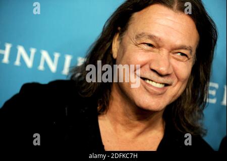 File photo datato 17 settembre 2013 di Eddie Van Halen partecipa all'evento Esquire 80th Anniversary e Esquire Network Launch Celebration alle Highline Stages a New York City, NY, USA. Eddie Van Halen, il chitarrista e cantautore che ha contribuito a dare il nome e il suono alla rock band Van Halen, è morto martedì dopo una battaglia contro il cancro. Aveva 65 anni. Foto di Dennis Van Tine/ABACAPRESS.COM Foto Stock