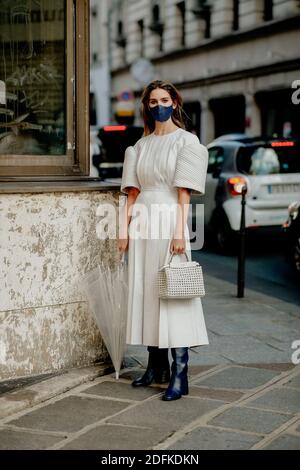 Street Style, Natalia Ostrofsky in arrivo a Paco Rabanne Primavera Estate 2021 spettacolo, tenuto presso Espace Commines, Parigi, Francia, il 3 ottobre 2020. Foto di Marie-Paola Bertrand-Hillion/ABACAPRESS.COM Foto Stock