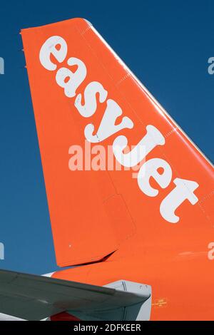 File photo datato 06 maggio 2020 di aeromobili EasyJet parcheggiati sul asfalto dell'aeroporto di Orly a seguito dell'epidemia di coronavirus (COVID-19) a Orly, Francia. La compagnia aerea britannica easyJet ha avvertito giovedì che avrebbe potuto perdere fino a £845 milioni, o 1.1 miliardi di dollari, nel suo anno fiscale 2020 - la sua prima perdita per un anno intero. La compagnia aerea di bilancio ha eliminato il suo dividendo in mezzo alla carneficina causata dalla pandemia del coronavirus, ha detto in un aggiornamento commerciale. In base alle attuali restrizioni di viaggio, easyJet ha dichiarato che prevede di volare a circa il 25% della capacità prevista per il primo trimestre del 2021. Foto di David Nivie Foto Stock