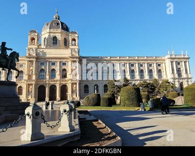 I musei gemelli, Vienna, Austria. 11 ottobre 2020 una coppia di edifici gemelli si trova di fronte a Maria-Theresien-Platz. Foto Stock