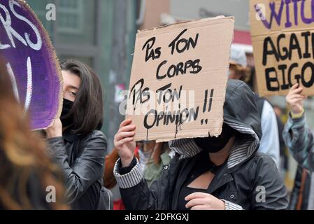 Dodici associazioni femministe e collettive dimostrano e chiedono l'apertura della procreazione medicalmente assistita (MAP) a tutte le donne.ACAP, aimons nous toutes, Collectif Autogynéco, Collages féministes Strasbourg, Les Cousines de l'est, Pink Bloc, Reprendre la Ville, Solidaires Alsace, Solidaires étudiant-e-s, ZBLOC in Strasbourg, Support FEMMES, Strasbourg 67. Un testo deve ancora essere votato al Senato nel gennaio 2021, prima che i deputati di entrambe le camere cerchino di trovare una versione soddisfacente per tutti. Strasburgo, Francia nordorientale, il 10 ottobre 2020. Foto b Foto Stock