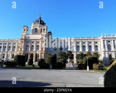 I musei gemelli, Vienna, Austria. 11 ottobre 2020 una coppia di edifici gemelli si trova di fronte a Maria-Theresien-Platz. Foto Stock