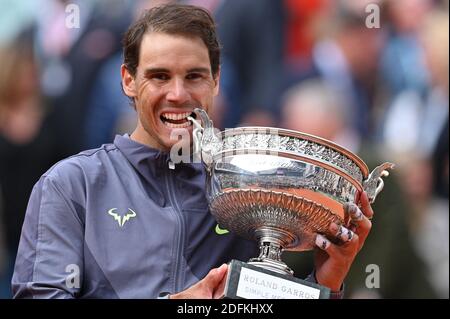 File photo datato 09 giugno 2019 di Rafael Nadal si pone con la Coupe de Mousquetaires dopo la sua vittoria su Dominic Thiem d'Austria nella finale dei singoli uomini durante il giorno 15 del 2019 French Open a Roland Garros a Parigi, Francia. Rafael Nadal ha vinto il suo 13° Open francese e il 20° Grand Slam, battendo Novak Djokovic in finale e legando il record principale di Roger Federer. Foto di Laurent Zabulon / ABACAPRESS.COM Foto Stock