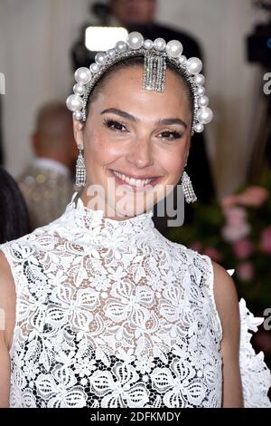 File photo datato 06 maggio 2019 di Gal Gadot che partecipa al 2019 Met Gala Celebring Camp: Note sulla moda al Metropolitan Museum of Art on a New York City, NY, USA. La star israeliana di Hollywood Gal Gadot è ambientato a giocare il ruolo di Cleopatra in un prossimo remake della famosa biopic. L'annuncio di Gadot che gioca Cleopatra, tuttavia, ha causato indignazione e contraccolpo tra i social media. Sono emerse dispute sul patrimonio e sulle origini di Cleopatra e si stanno tracciando parallelismi con il patrimonio e l’etnia di Gadot. Foto di Lionel Hahn/ABACAPRESS.COM Foto Stock