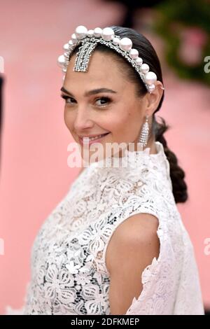 File photo datato 06 maggio 2019 di Gal Gadot che partecipa al 2019 Met Gala Celebring Camp: Note sulla moda al Metropolitan Museum of Art on a New York City, NY, USA. La star israeliana di Hollywood Gal Gadot è ambientato a giocare il ruolo di Cleopatra in un prossimo remake della famosa biopic. L'annuncio di Gadot che gioca Cleopatra, tuttavia, ha causato indignazione e contraccolpo tra i social media. Sono emerse dispute sul patrimonio e sulle origini di Cleopatra e si stanno tracciando parallelismi con il patrimonio e l’etnia di Gadot. Foto di Lionel Hahn/ABACAPRESS.COM Foto Stock