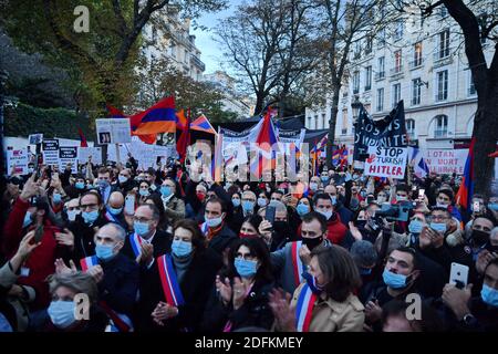 Diverse migliaia di membri della diaspora armena in Francia si sono riuniti davanti all'Assemblea Nazionale per chiedere al governo francese di assumere una posizione ufficiale nella guerra nel Nagorno-Karabakh tra Armenia e Azerbaigian. Parigi, Francia il 13 ottobre 2020. Foto di Karim Ait Adjedjou/Avenir Pictures/ABACAPRESS.COM Foto Stock