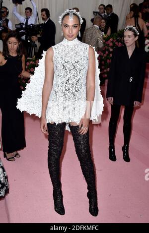 File photo datato 06 maggio 2019 di Gal Gadot che partecipa al 2019 Met Gala Celebring Camp: Note sulla moda al Metropolitan Museum of Art on a New York City, NY, USA. La star israeliana di Hollywood Gal Gadot è ambientato a giocare il ruolo di Cleopatra in un prossimo remake della famosa biopic. L'annuncio di Gadot che gioca Cleopatra, tuttavia, ha causato indignazione e contraccolpo tra i social media. Sono emerse dispute sul patrimonio e sulle origini di Cleopatra e si stanno tracciando parallelismi con il patrimonio e l’etnia di Gadot. Foto di Lionel Hahn/ABACAPRESS.COM Foto Stock