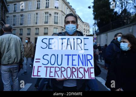 Diverse migliaia di membri della diaspora armena in Francia si sono riuniti davanti all'Assemblea Nazionale per chiedere al governo francese di assumere una posizione ufficiale nella guerra nel Nagorno-Karabakh tra Armenia e Azerbaigian. Parigi, Francia il 13 ottobre 2020. Foto di Karim Ait Adjedjou/Avenir Pictures/ABACAPRESS.COM Foto Stock