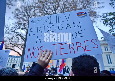 Diverse migliaia di membri della diaspora armena in Francia si sono riuniti davanti all'Assemblea Nazionale per chiedere al governo francese di assumere una posizione ufficiale nella guerra nel Nagorno-Karabakh tra Armenia e Azerbaigian. Parigi, Francia il 13 ottobre 2020. Foto di Karim Ait Adjedjou/Avenir Pictures/ABACAPRESS.COM Foto Stock